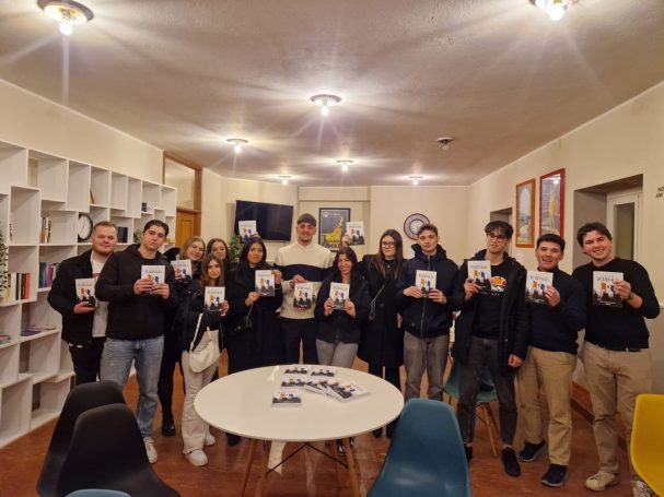 I ragazzi presenti alla presentazione con il libro in mano